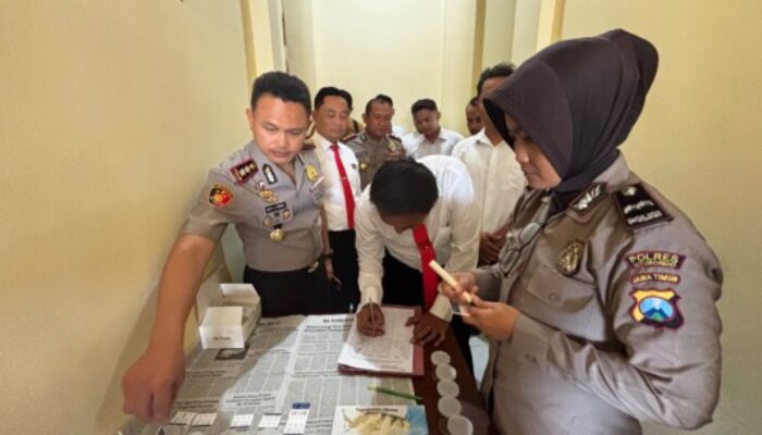 Kapolres Situbondo Pimpin Tes Urine Mendadak, 16 Personel Resnarkoba Negatif